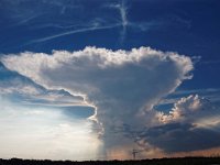 Eine riesige Wolke in Form eines Amboss über der Alb